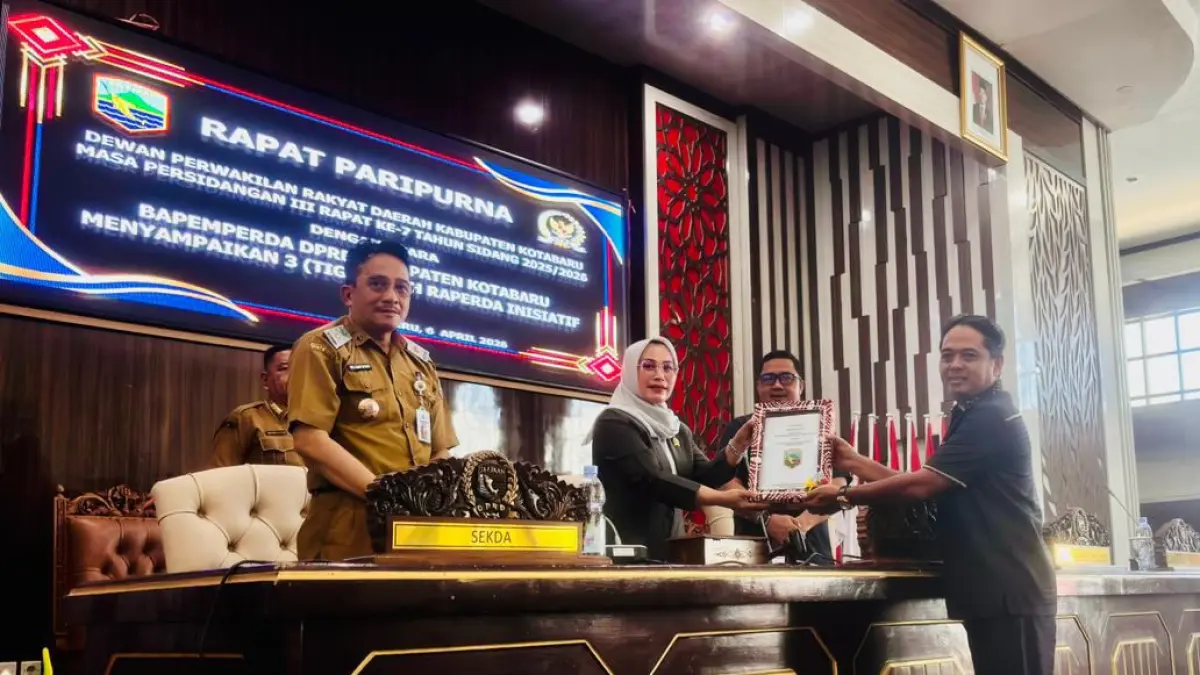 DISERAHKAN: Lutfi Anggota DPRD Kotabaru menyerahkan Raperda kepada Ketua DPRD Kotabaru.