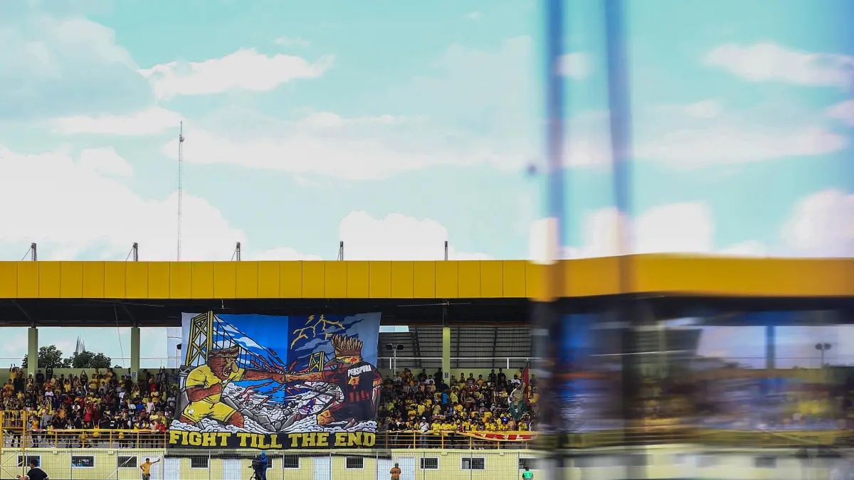 DUKUNGAN: Suporter Barito Mania memberikan dukungan penuh dari tribun dalam laga PS Barito Putera. (Foto: M Idris Jian Sidik/Radar Banjarmasin)
