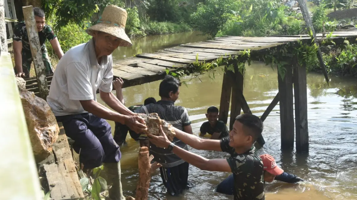 GROUND BREAKING: Personel Kodim 1002/HST mulai melakukan pembangunan jembatan di Desa Paya Besar.