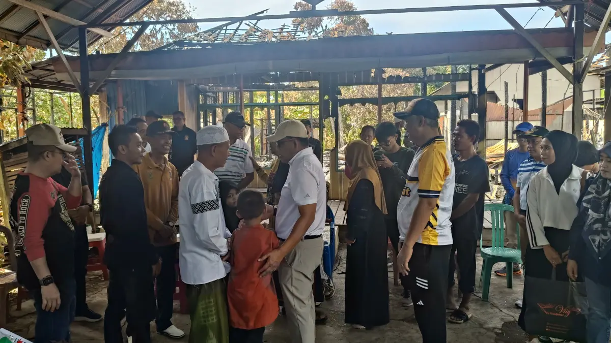 HARU: Bupati HSU H. Sahrujani didampingi Wakil Bupati Hero Setiawan menyerahkan bantuan logistik ke warga korban kebakaran di Desa Babirik Hulu, Kecamatan Babirik. (Foto: M.Akbar/Radar Banjarmasin)