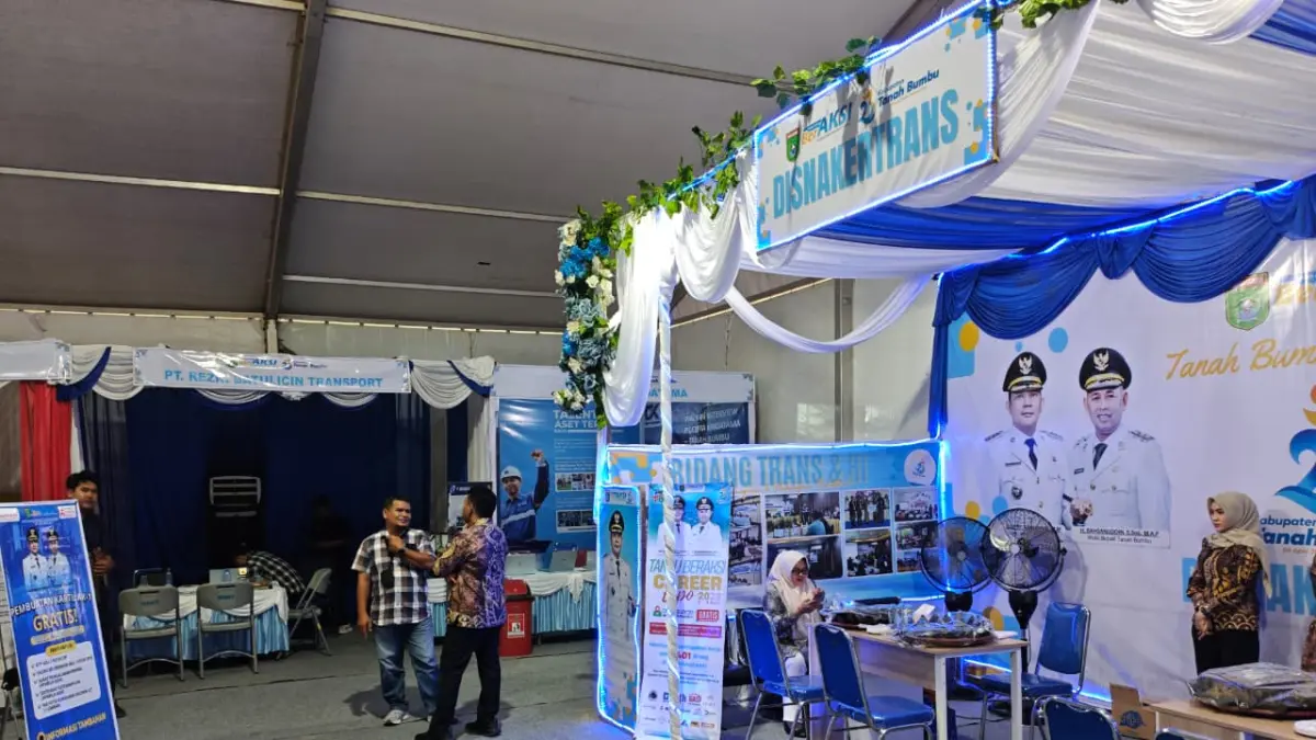 JOB FAIR: Suasana stan Disnakertrans Tanah Bumbu pada Beraksi Expo 2026 di Lapangan Batfest, Kecamatan Simpang Empat.