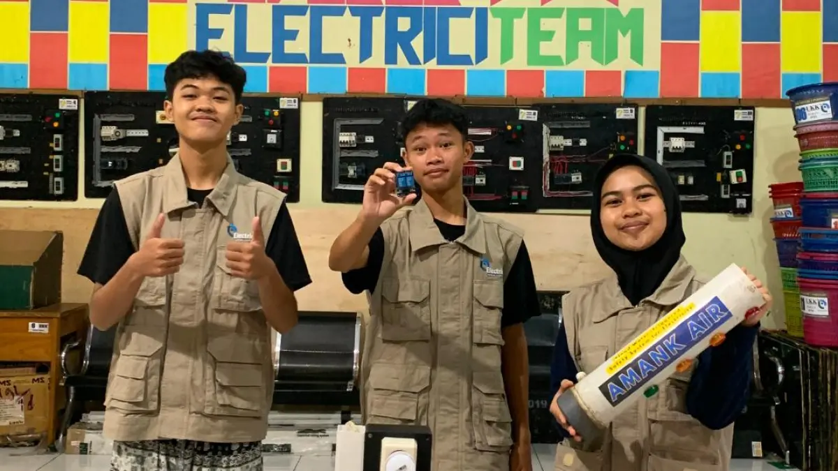 KARYA SISWA: Anggota Electriciteam SMKN 1 Paringin saat memperagakan alat AMANK AIR 5.1 dalam presentasi daring ajang LKTIN UAJY.