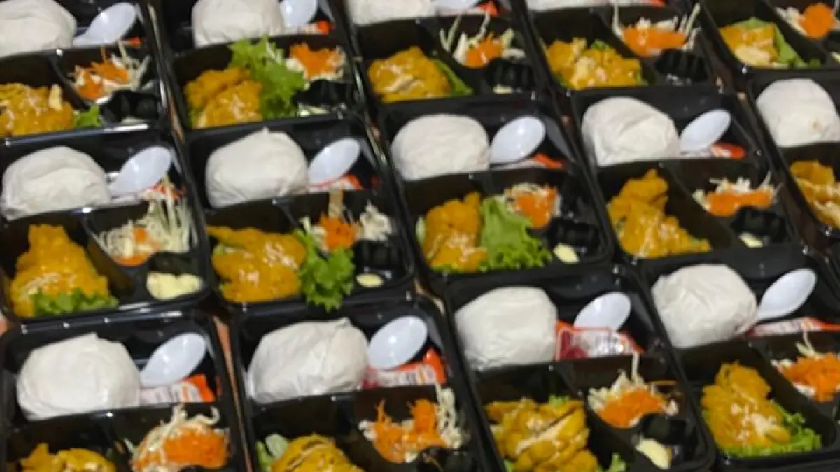 MENYESUAIKAN: Bisnis catering turut terimbas kenaikan harga plastik kemasan.(Foto: Raudah Anisya/Radar Banjarmasin)&nbsp;