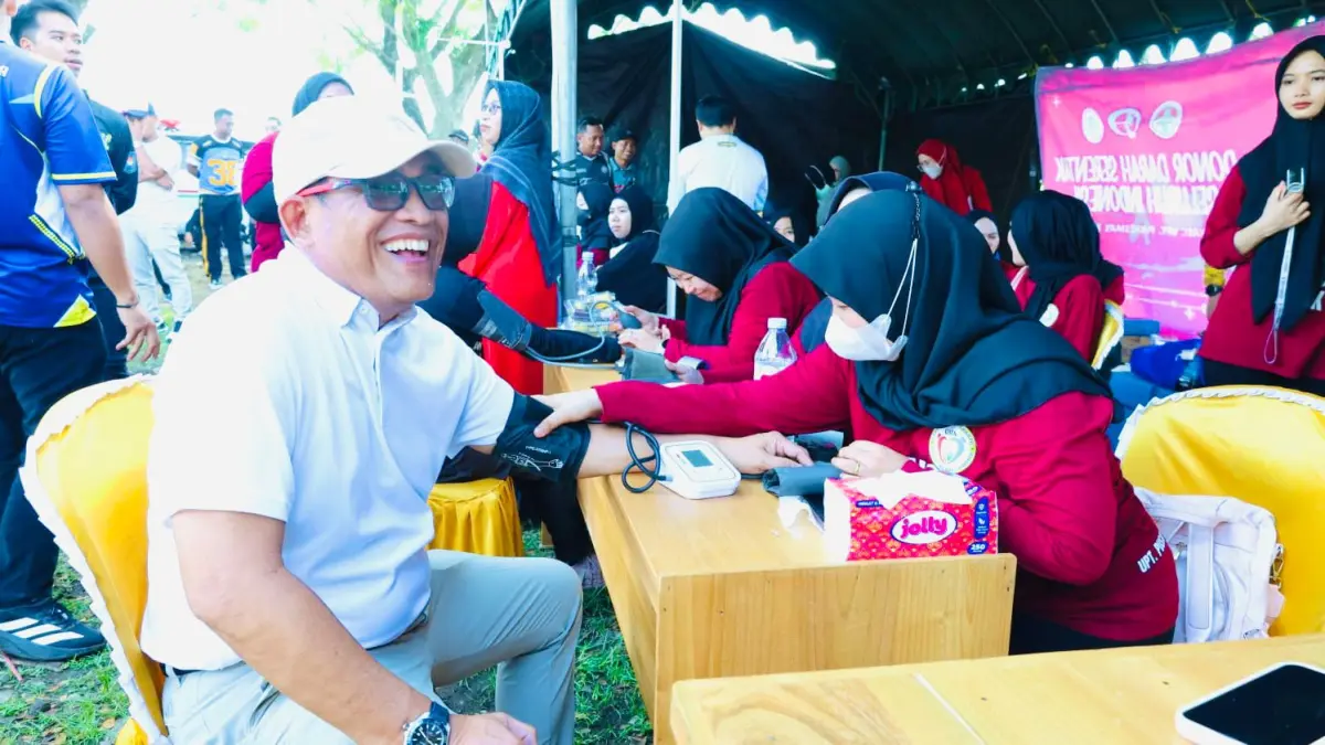 MOMEN:Bupati HSU, H Sahrujani saat menjalani pemeriksaan kesehatan di stand Dinas Kesehatan di Terminal Babirik, Minggu (5/4/2026).(Foto:Pemkab HSU)&nbsp;