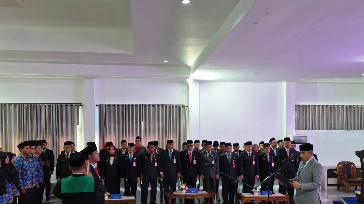 NAKHODA BARU : Andra Eka Putra saat dilantik Bupati Tala H Rahmat Trianto sebagai Kepala Disdukcapil Tala. (Foto : Norsalim Yahya/Radar Banjarmasin)