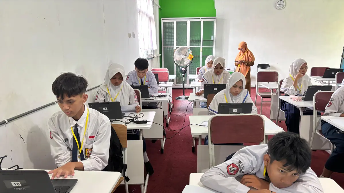 PAKAI LAPTOP: Siswa SMPN 20 Banjarmasin menjalani Tes Kemampuan Akademik dari Kemendikdasmen. Sempat terdapat kendala login saat ujian berlangsung.