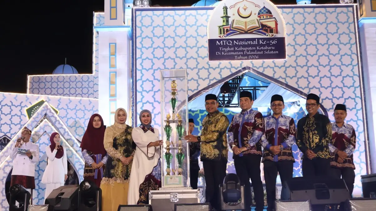 SENANG: Saat penyerahan piala MTQ ke Juara Umum Pulau Laut Utara oleh Wakil Bupati Kotabaru. (Foto: Prokopim Setda Kotabaru) 