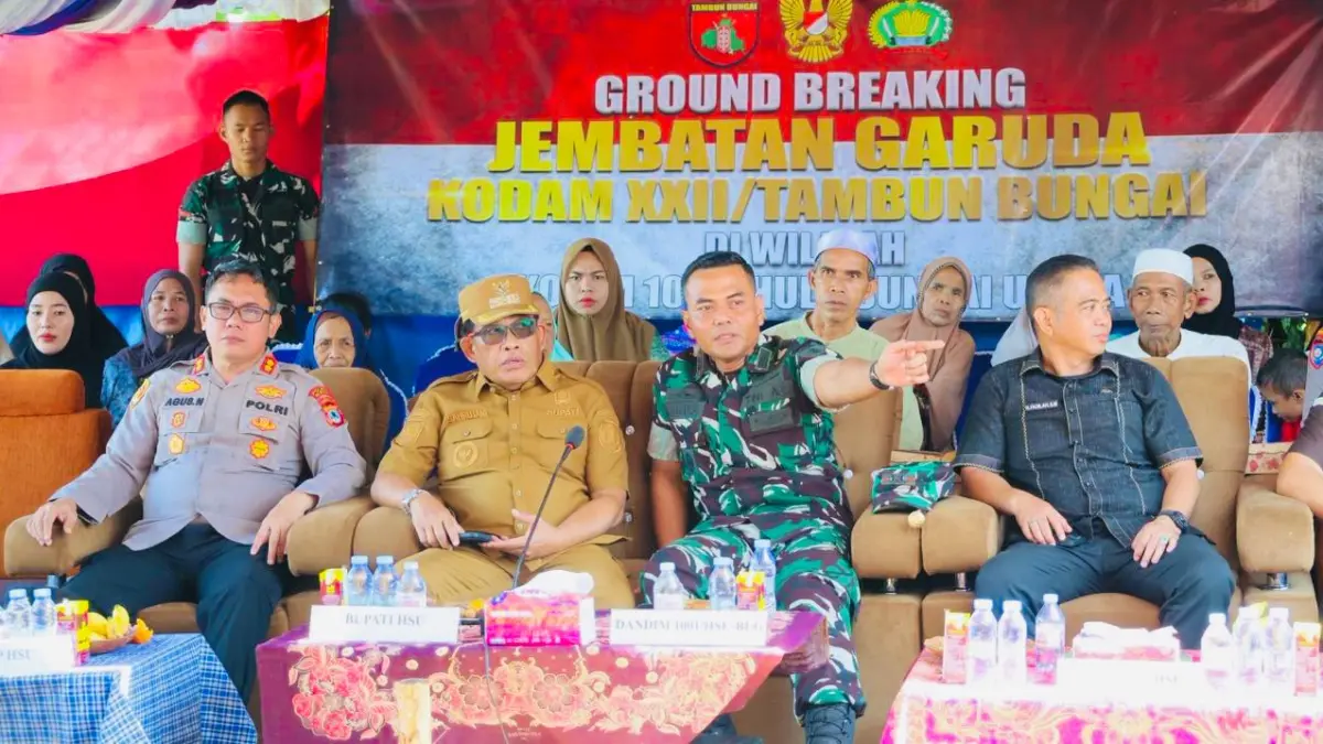SINERGITAS:Bupati HSU, H Sahrujani bersama Dandim 1001 HSU, dan unsur Forkopimda hadir di acara peletakan batu pertama pembangunan Jembatan Garuda di Desa Tangkawang, Kecamatan Haur Gading, Senin (6/4/2026).(Foto:Pemkab HSU)
