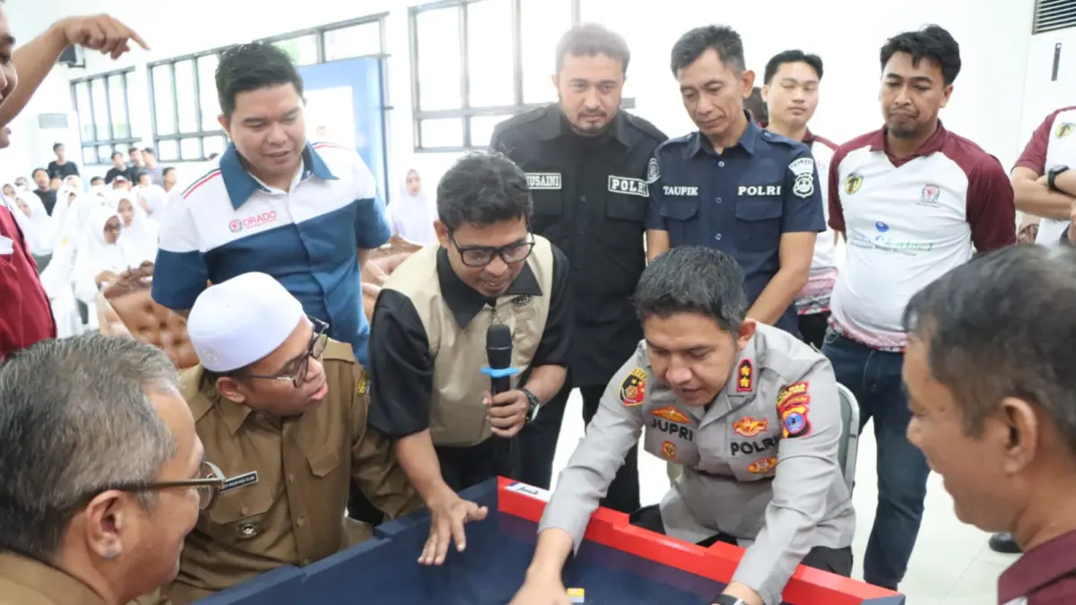 UJI COBA: Kapolres HST, AKBP Jupri JHP Tampubolon mencoba permainan olahraga domino. (Foto: Humas Polres HST untuk Radar Banjarmasin)
