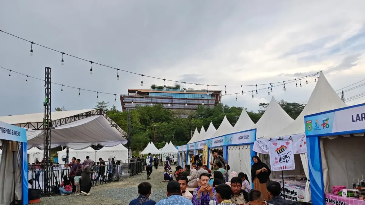 UMKM EXPO: Pengunjung menikmati kuliner di stan UMKM pada Aksi Inovasi Tanah Bumbu 2026 di Simpang Empat.