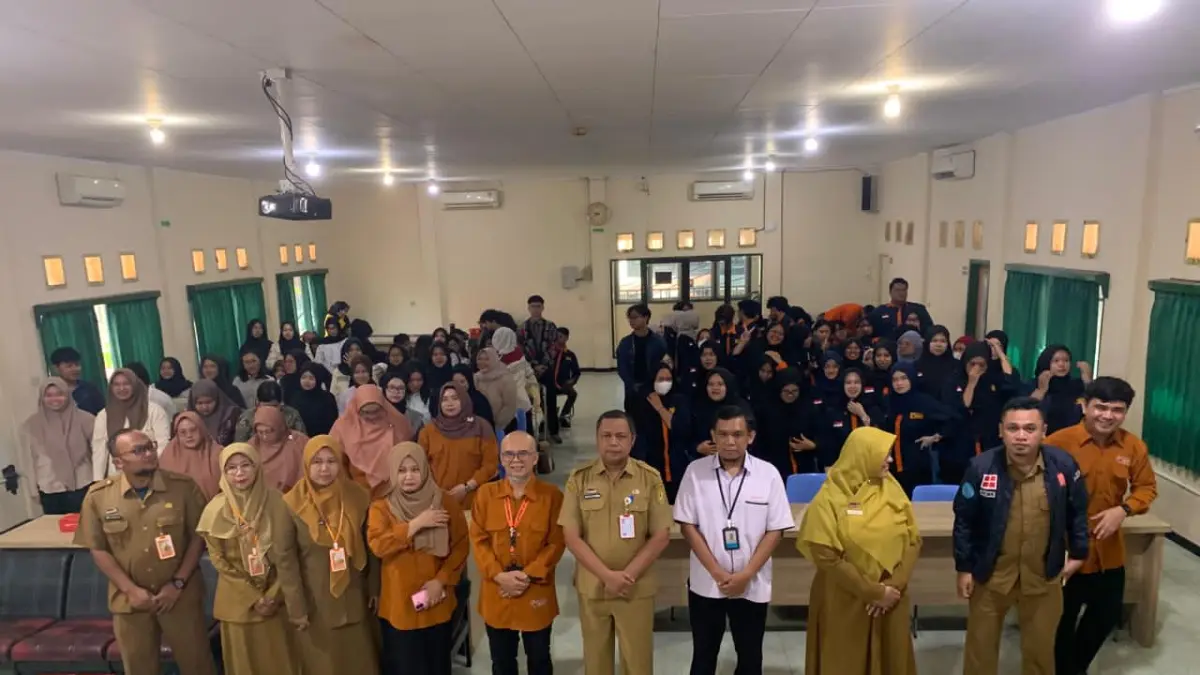 BERSINERGI:Kepala DPPKBPM Banjarmasin, M Helfiannoor bersama Ketua Senat ISFI Banjarmasin, Yugo Susanto saat kegiatan pertemuan sinergitas program Bangga Kencana di kampus setempat, Senin (6/4/2026). Mahasiswa didorong menjadi garda depan edukasi pencegahan stunting.(Foto:Endang Syarifuddin/Radar Banjarmasin)