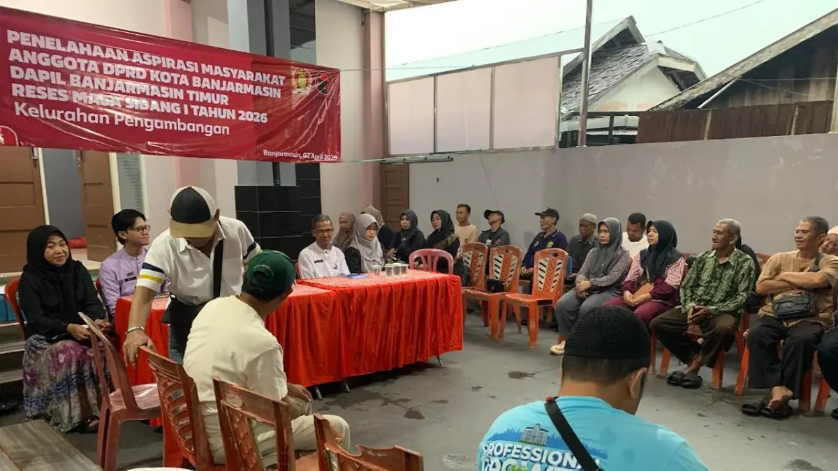 Warga RT 12 Kelurahan Pengambangan mengeluhkan terkait pendataan rumah di bantaran sungai yang dinilai belum jelas, saat reses anggota DPRD Kota Banjarmasin Tugiatno. Warga berharap ada penjelasan rinci agar tidak menimbulkan kebingungan di masyarakat.(Foto: Endang Syarifuddin/Radar Banjarmasin)