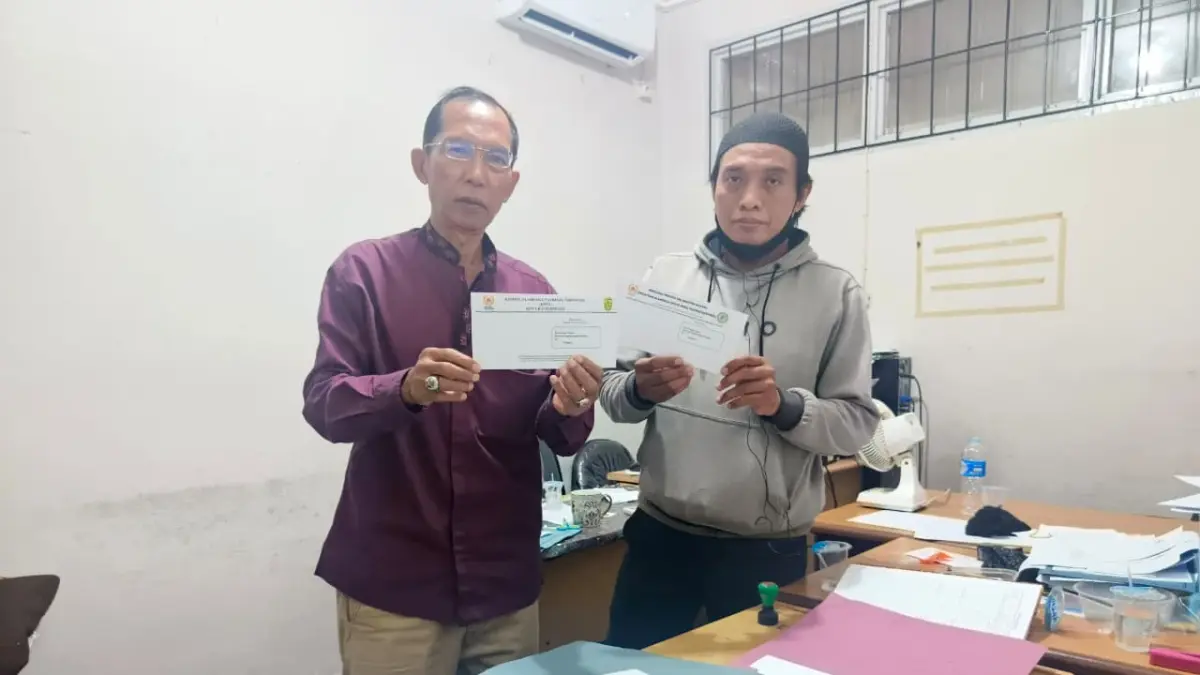 Ketua KONI Kota Banjarmasin dan Ketua Perserosi Kalsel, Hermansyah menyerahkan surat dukungan pencalonan Hasnuryadi sebagai bakal calon Ketua Umum KONI Kalsel periode 2026—2030 kepada Tim Penjaringan dan Penyaringan di Kantor KONI Kalsel, Banjarmasin, Selasa (7/4/2026). M Idris Jian Sidik/Radar Banjarmasin