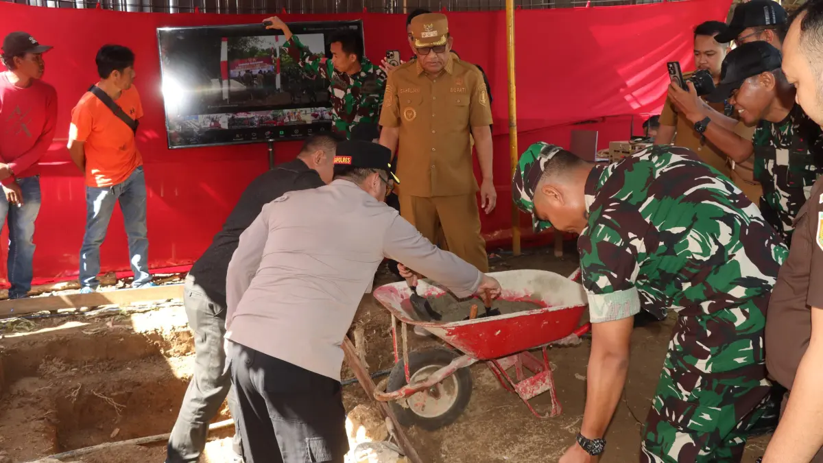 AKSES: Peletakan batu pertama Jembatan Garuda menjadi simbol awal terbukanya akses baru bagi masyarakat Desa Tangkawang Kecamatan Haur Gading lewat pembangunan Jembatan Garuda. (Foto: M.Akbar/Radar Banjarmasin)&nbsp;