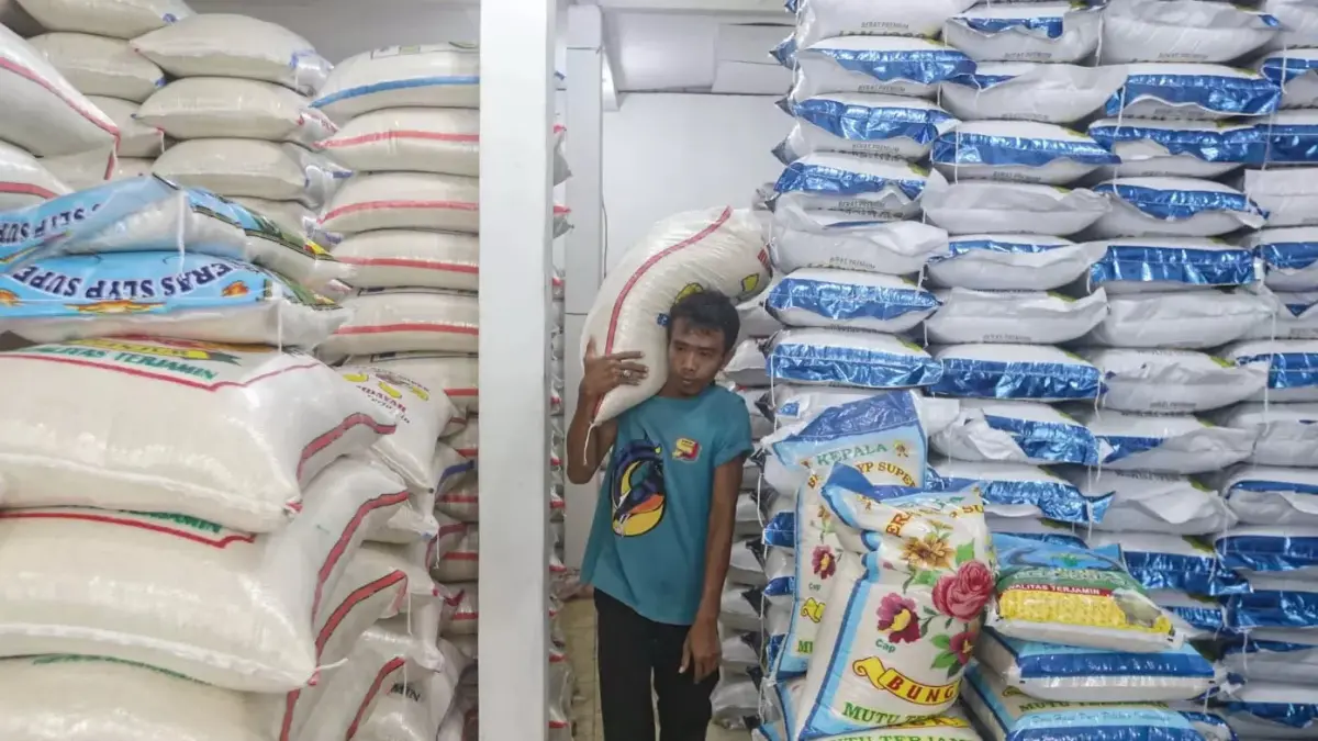BERAS: Pekerja mengangkut beras di Pasar Parung, Kabupaten Bogor. Pemerintah memproyeksikan stok pangan sangat aman menghadapai kekeringan. (SALMAN TOYIBI/JAWA POS)