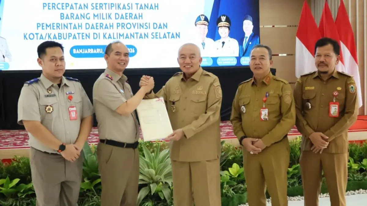 BERKEKUATAN HUKUM:BPN Kalsel menyerahkan 237 sertifikat aset daerah kepada Pemprov Kalsel, serta Pemkab/Pemkot se-Kalsel di Aula Kanwil BPN Kalsel, Senin (6/4/2025) sore (MC Kalsel untuk Radar Banjarmasin)