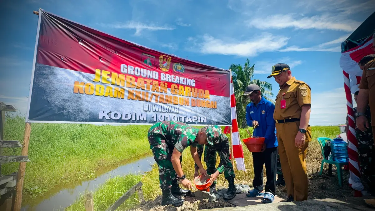 GROUND BREAKING: Akses warga Desa Sawaja Kecamatan Candi Laras Utara akan lebih mudah dengan adanya pembangunan jembatan.
Foto Kodim 1010 Tapin