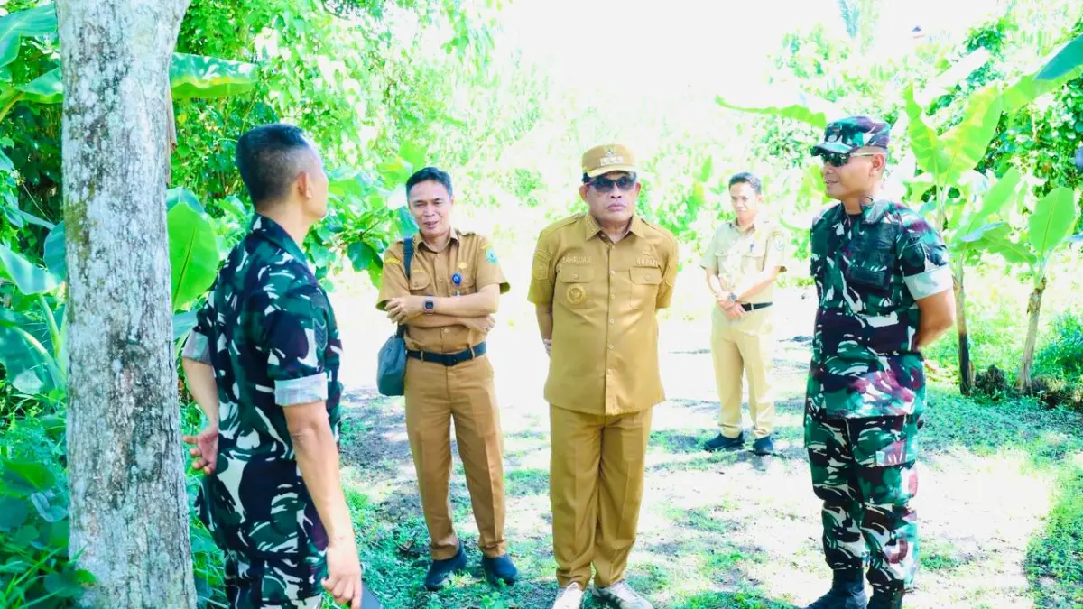 HADIR:Bupati HSU, H Sahrujani didampingi Dandim 1001/HSU dan jajaran terkait meninjau lokasi rencana pembangunan Koperasi Merah &nbsp;Putih di Kabupaten HSU, Senin (6/4/2026).(Foto:Pemkab HSU/Radar Banjarmasin)&nbsp;