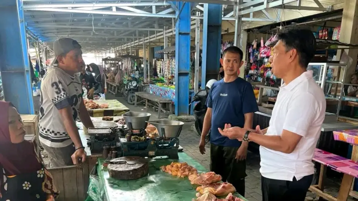 KELUHAN: Salah satu pedagang saat menyampaikan keluhan kondisi pasar kepada Wakil Bupati HSS H. Suriani. (Foto: KOMINFO HSS)&nbsp;