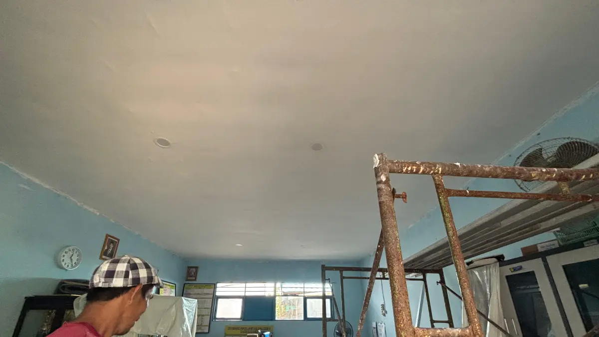 Kondisi terkini plafon ruang SDN Telaga Biru 9 Banjarmasin hampir selesai diperbaiki, setelah sempat dilaporkan ambruk pekan lalu. Zulvan Rahmata/Radar Banjarmasin.