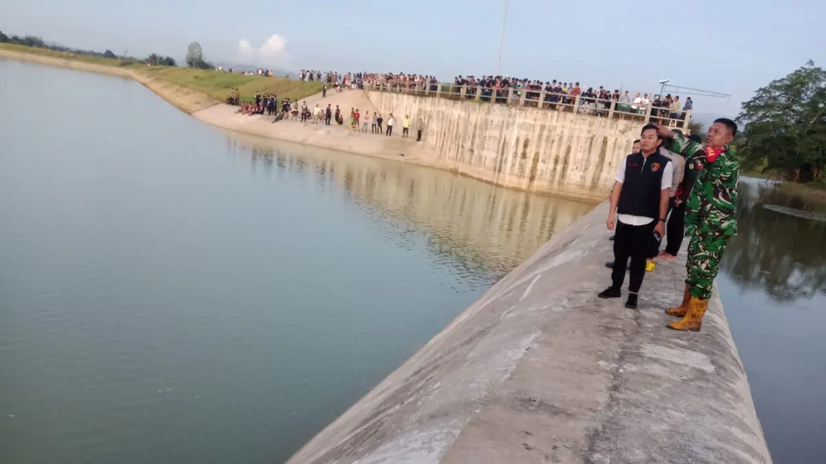 MAYAT: Warga menemukan mayat mengapung di Kolam Regulasi Barabai, Senin (6/4/2026). (Foto: Istimewa).