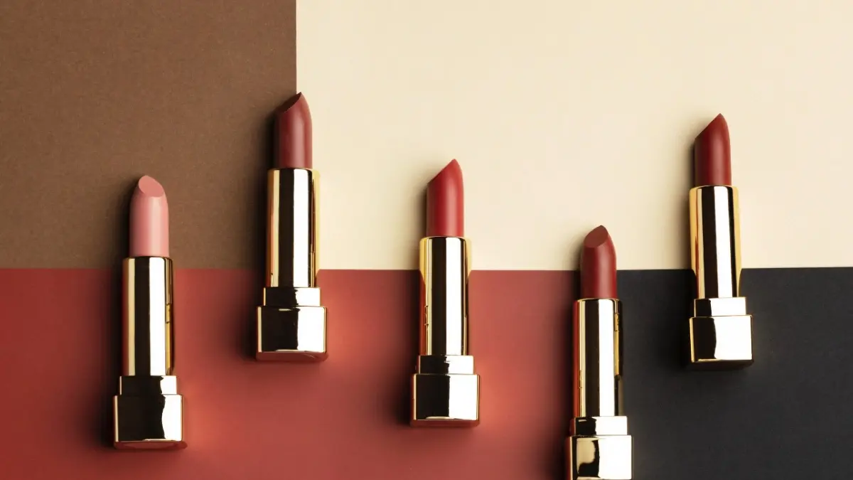 NATURAL: Lipstik dengan warna-warna natural akan sering terpakai. (Foto: Freepik)