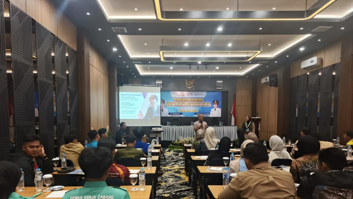 PELATIHAN: Narasumber dari Radar Banjarmasin, Toto Fachrudin menyampaikan arahan kepada peserta pelatihan kepemimpinan pemuda Kalimantan Selatan 2026 di Hotel Rodhita, Banjarmasin, yang berlangsung pada 7—8 April 2026. (M Idris Jian Sidik)
