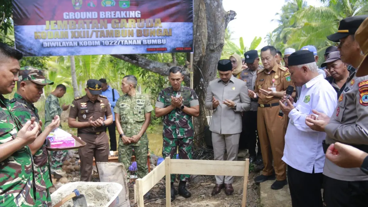 PERKUAT KONEKTIVITAS: Peletakan batu pertama pembangunan Jembatan Garuda di Desa Kampung Baru, Kusan Hilir, Tanah Bumbu. (Foto: Kodim 1022/Tanah Bumbu)
