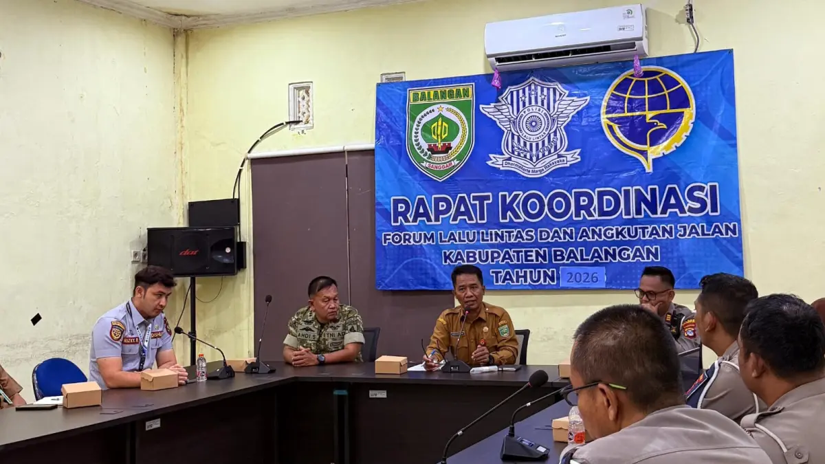 PERSIAPAN: Kepala Dishub Balangan Musa Abdullah bersama Kasatlantas Polres Balangan Iptu Rachmad Hidayat Noor saat memimpin rapat koordinasi Forum LLAJ terkait rekayasa lalu lintas konser Dewa 19 di Paringin. (M Dirga / Radar Banjarmasin)