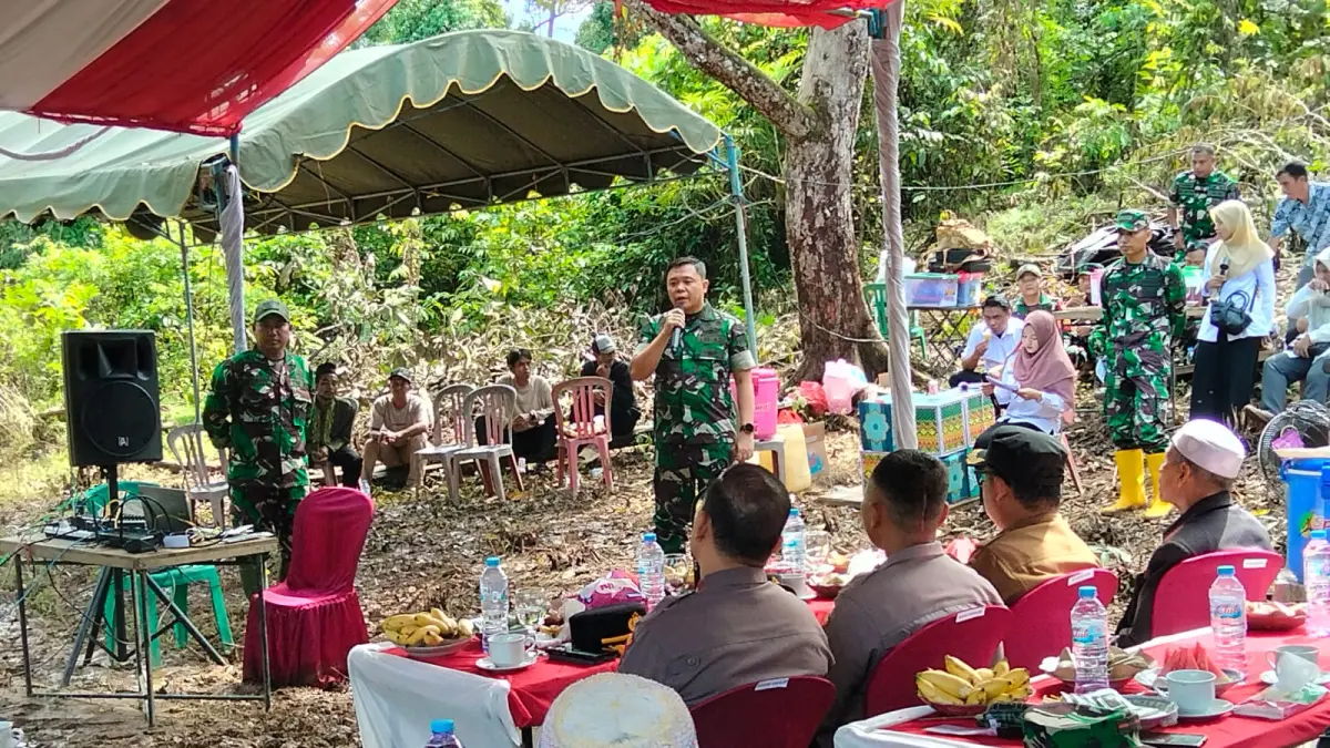 Personel TNI bersama warga saat peletakan batu pertama pembangunan Jembatan Perintis Garuda di Desa Lok Tunggul, Kecamatan Pengaron, Kabupaten Banjar, Selasa (6/4/2026). (FADLAN ZAKIRI/RADAR BANJARMASIN)