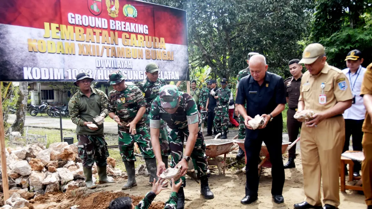 PONDASI: Peletakan batu pertama pada pondasi jembatan yang akan di bangun di Desa Hulu Banyu pada Senin (6/4/2026). (Foto: Kodim 1003/HSS untuk Radar Banjarmasin)&nbsp;