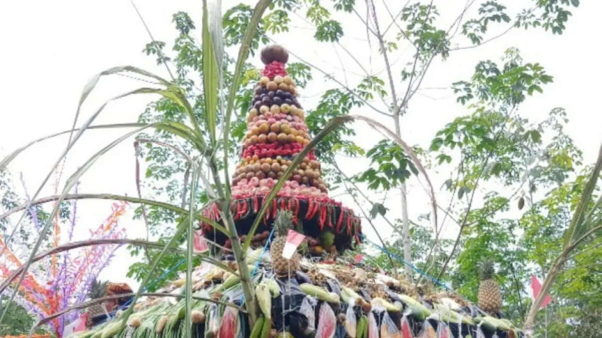 SEDEKAH BUMI : Gunungan hasil bumi yang menjadi budaya sedekah bumi di Desa Uwie, Tabalong.