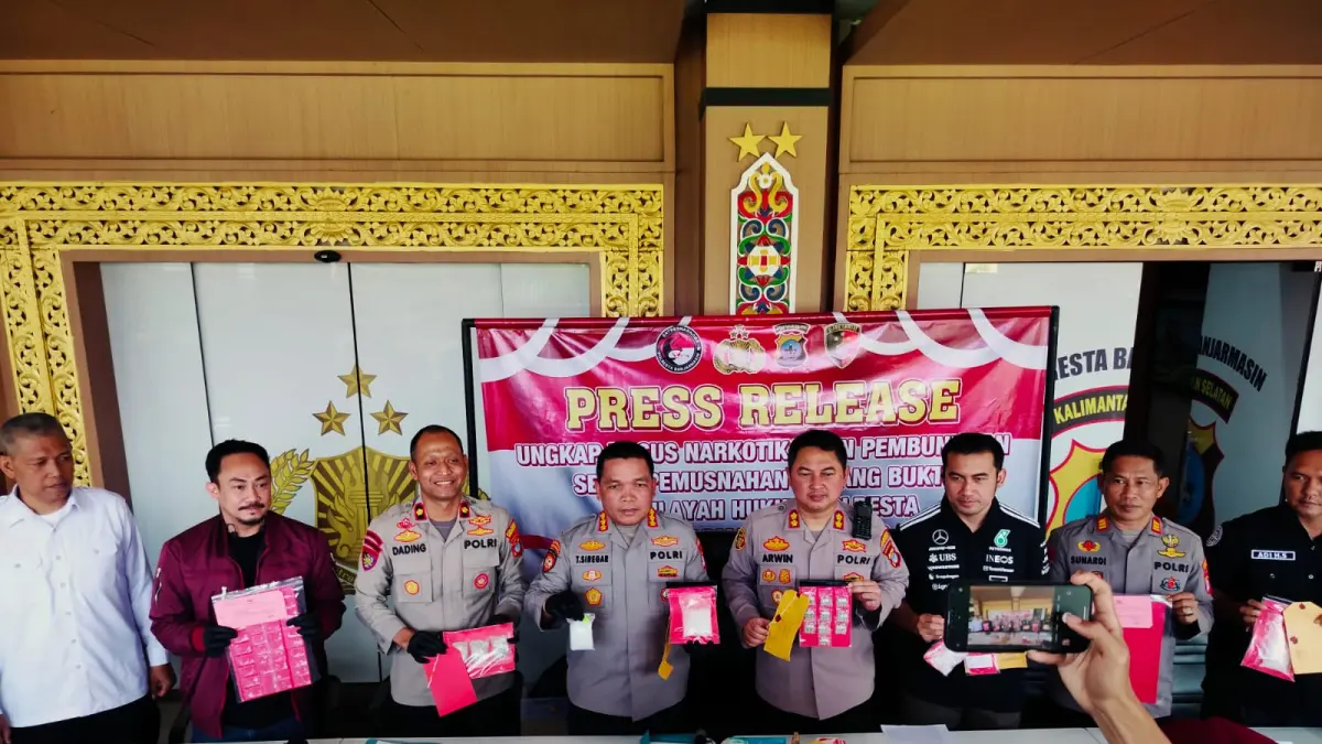TANGKAPAN BESAR: Plh Kapolresta Banjarmasin, Kombes Pol Timbul Rein Krisman Siregar bersama jajaran menunjukkan barang bukti hasil ungkap kasus narkotika. Maulana/Radar Banjarmasin.
