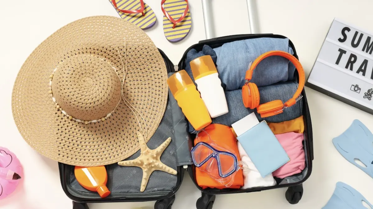 TRAVEL: Kulit terawat selama traveling itu harus, rutinitas skincare tak boleh dilewatkan. (Foto: Freepik)