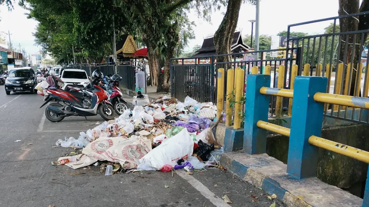 WAJAH WISATA: Sejumlah titik tumpukan sampah terlihat di kawasan wisata Siring Tendean, Banjarmasin, Minggu (5/4). (Foto: Endang Syarifuddin/Radar Banjarmasin)