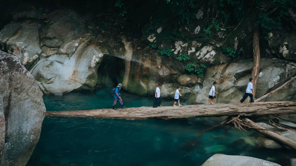 WISATA: Aktivitas trekking di kawasan Desa Sejahtera Astra Nyarai yang menawarkan potensi wisata alam berupa lubuk dan kolam alami di kawasan Bukit Barisan. Pengembangan ekowisata ini menjadi alternatif sumber penghidupan masyarakat yang sebelumnya bergantung pada aktivitas penebangan kayu di kawasan hutan.