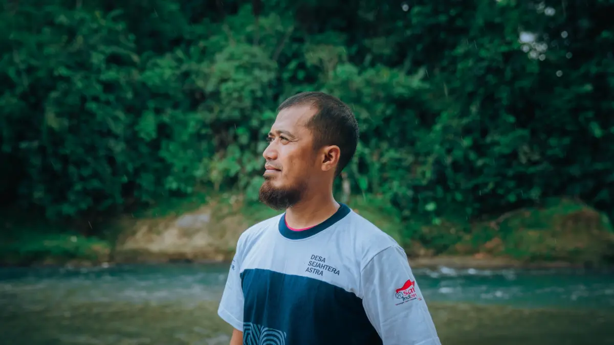 PENGGERAK NYARAI: Tokoh Penggerak Desa Sejahtera Astra Nyarai Ritno Kurniawan yang menginisiasi transformasi masyarakat dari aktivitas penebangan kayu menjadi pelaku ekowisata berbasis komunitas. Melalui pendekatan pendampingan langsung, masyarakat kini memperoleh peningkatan pendapatan serta berperan dalam menjaga kelestarian kawasan secara berkelanjutan.