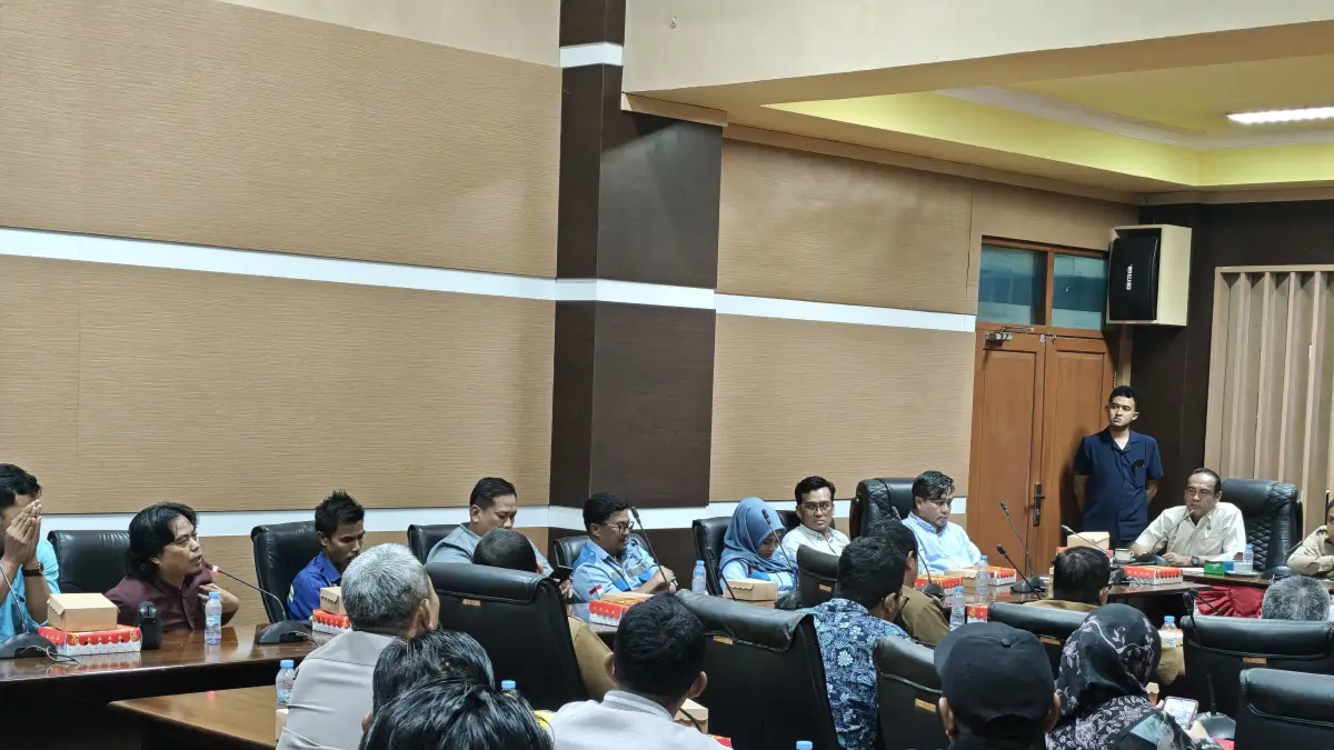 ADU ARGUMEN: Suasana rapat dengar pendapat DPRD Tanah Bumbu membahas ganti rugi pencemaran lahan di Desa Sebamban Baru. (Foto: Zulqarnain/Radar Banjarmasin)