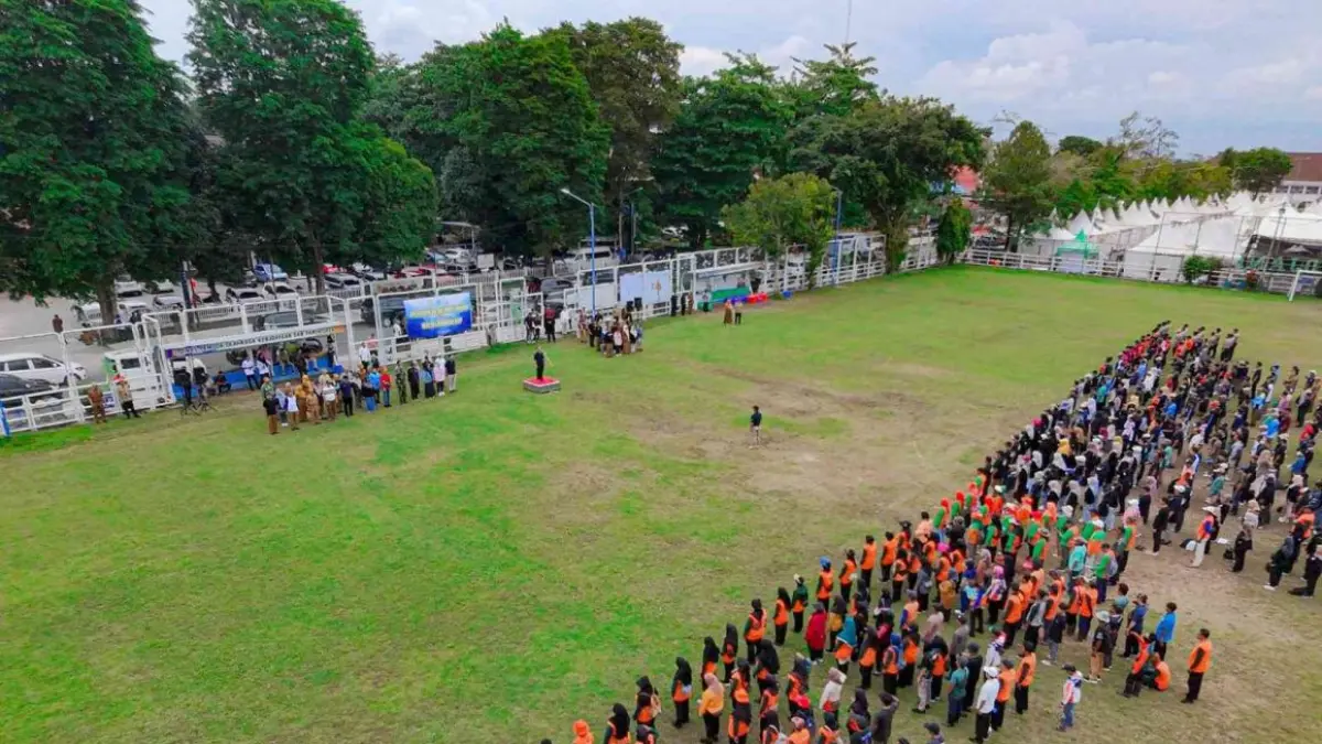 APEL:Peserta dari unsur Pemerintah dan komunitas mengikuti apel kesiapan sebelum pelaksanaan aksi korvei lingkungan di Lapangan dr Murdjani, Kota Banjarbaru, Senin (9/3/2026).(Foto:MC Banjarbaru)
