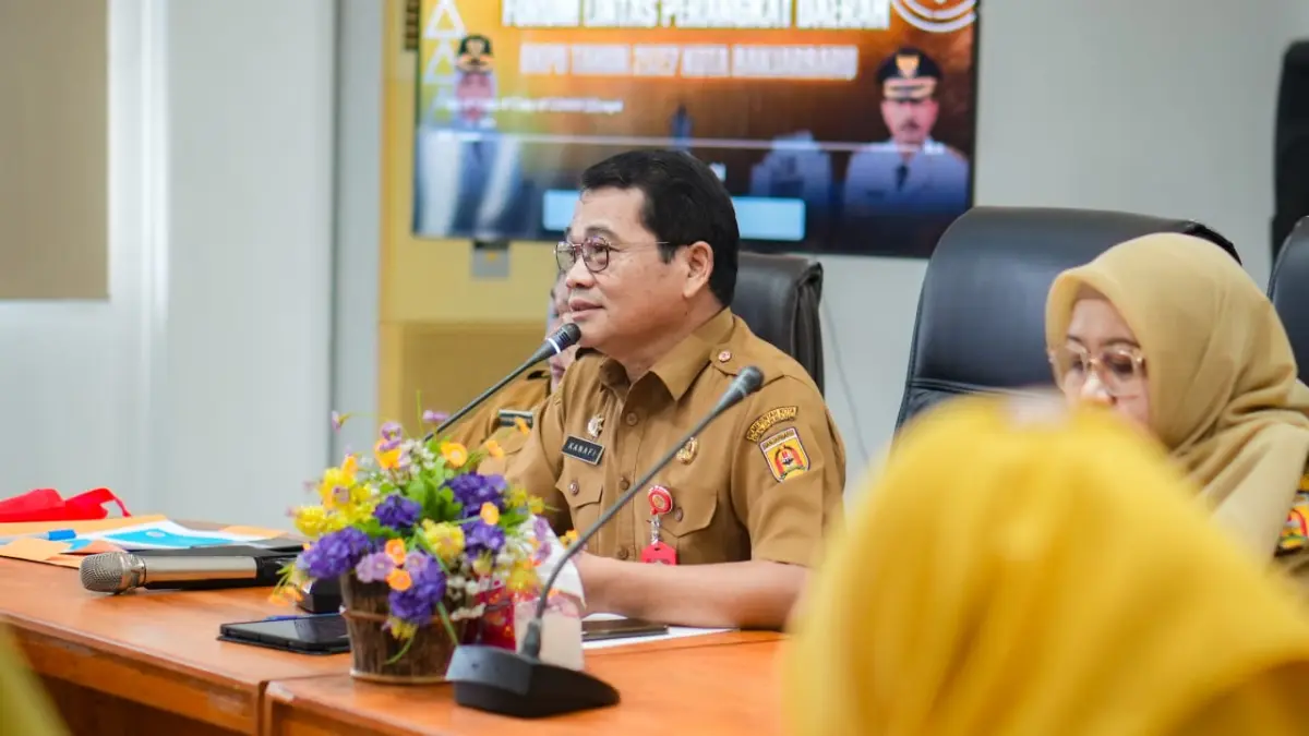 ARAHAN:Asisten III Setdako Banjarbaru, Kanafi, memberikan arahan saat Forum Lintas Perangkat Daerah dalam rangka penyusunan RKPD Kota Banjarbaru Tahun 2027 di Aula Sinergi Bapperida, Senin (9/3/2026).(Foto:MC Banjarbaru)