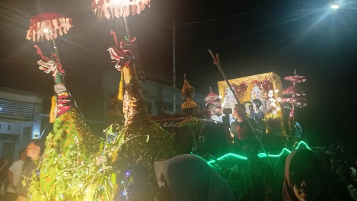 ARAKAN: Tradisi Arakan Naga Ning Kurungan pada malam bulan Ramadan di HSS. (Foto: M. Padil Ihsan/Radar Banjarmasin)