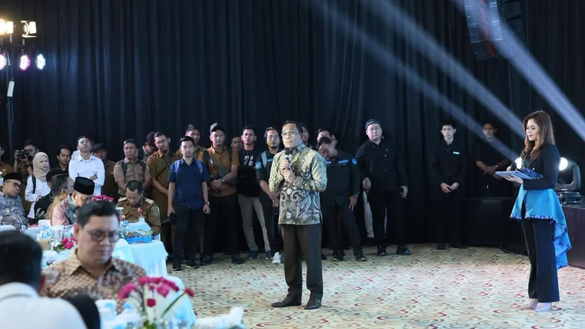 BAHAS BANJIR: Bupati HSU Sahrujani berdiskusi dengan Gubernur Kalsel Muhidin saat menghadiri RKPD 2026–2027 di Gedung KH Idham Chalid Kantor Pemprov Kalsel di Banjarbaru.