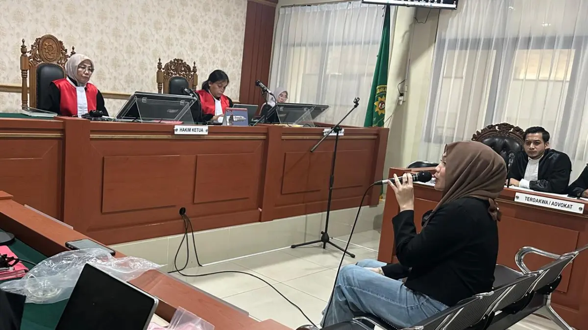BERI KESAKSIAN: Dea dihadirkan di sidang lanjutan kasus pembunuhan mahasiswi ULM, Zahra Adila, dengan terdakwa Muhammad Seili, di Pengadilan Negeri Banjarmasin, Selasa (7/4). (Muhammad Oscar Fraby)