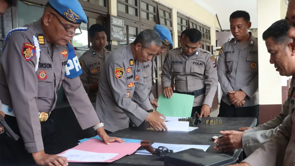 CEK SENPI: Personel Bidang Profesi dan Pengamanan Polda Kalsel melakukan pemeriksaan senjata api (senpi) organik milik anggota di Polres Hulu Sungai Utara, sebagai upaya memastikan kelayakan dan prosedural. (Foto: Istimewa/Radar Banjarmasin)&nbsp;