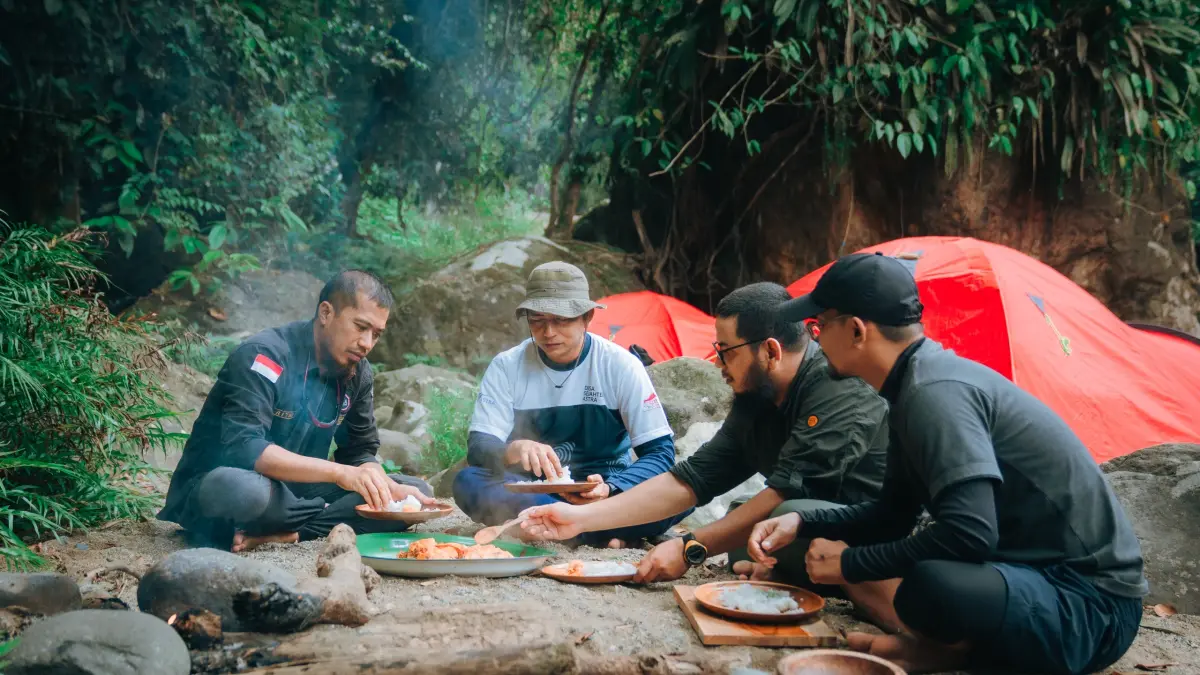 EKOWISATA: Kegiatan wisata alam berbasis komunitas di Desa Sejahtera Astra Nyarai yang mengedepankan pengalaman petualangan seperti trekking dan aktivitas luar ruang. Pendampingan Astra mendorong keterlibatan lebih dari 100 masyarakat dalam pengelolaan kawasan wisata serta pengembangan usaha pendukung seperti homestay dan layanan pemandu.