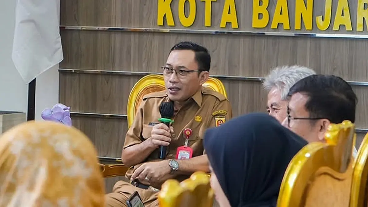 DISKUSI:Sekdako Banjarbaru, Sirajoni menyampaikan paparan saat menerima audiensi BPKP Perwakilan Kalsel terkait evaluasi perencanaan dan penganggaran APBD Tahun Anggaran 2026 di Ruang Tamu Utama Wali Kota Banjarbaru, Senin (16/3/2026).(Foto:MC Banjarbaru)