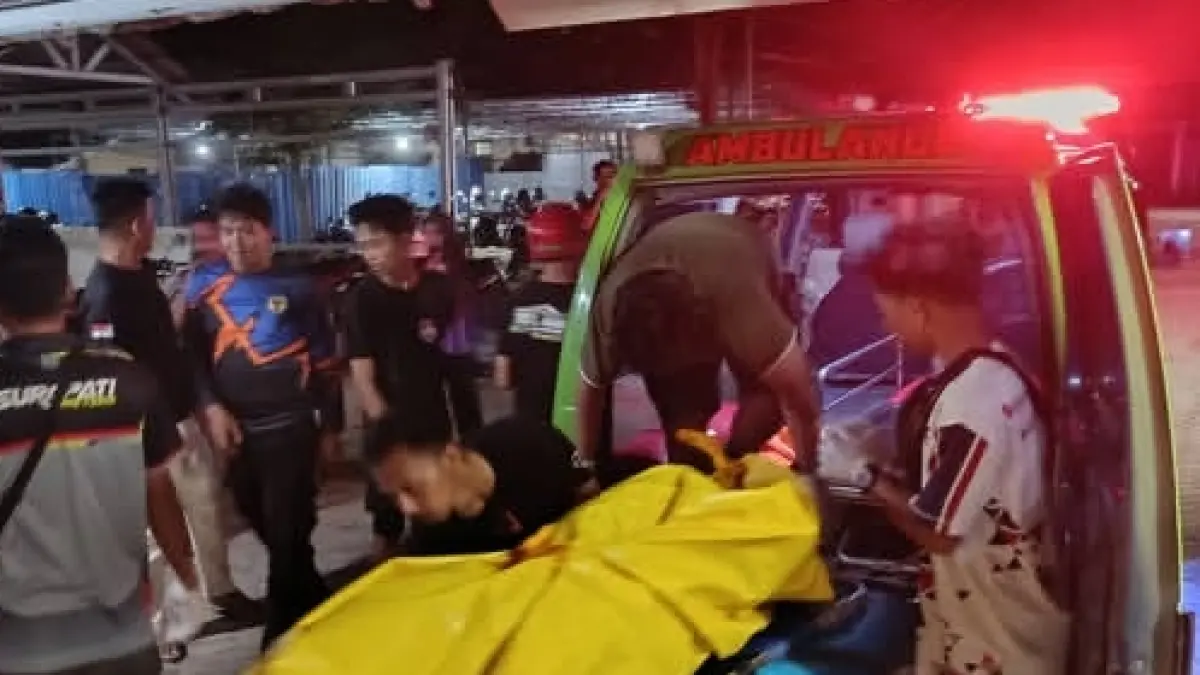 EVAKUASI: Tim gabungan saat mengevakuasi jasad Baderun (84) dari Kolam Regulasi Barabai. (Foto: Humas Polres HST untuk Radar Banjarmasin)