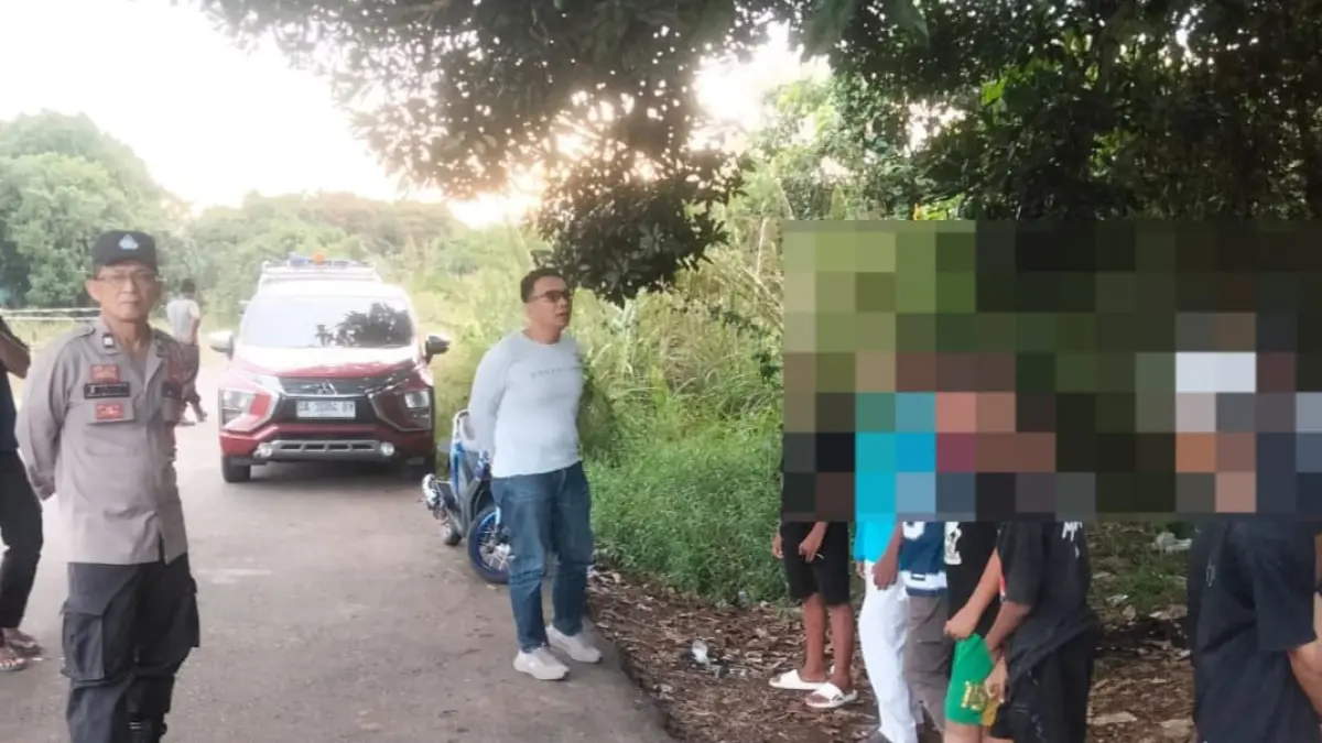 GAGALKAN BALAPAN LIAR : Anggota Polsek Tanjung saat melakukan edukasi bahaya balapan liar terhadap remaja tanggung di Desa Kambitin.&nbsp;

(Foto : Polres Tabalong untuk Radar Banjarmasin)