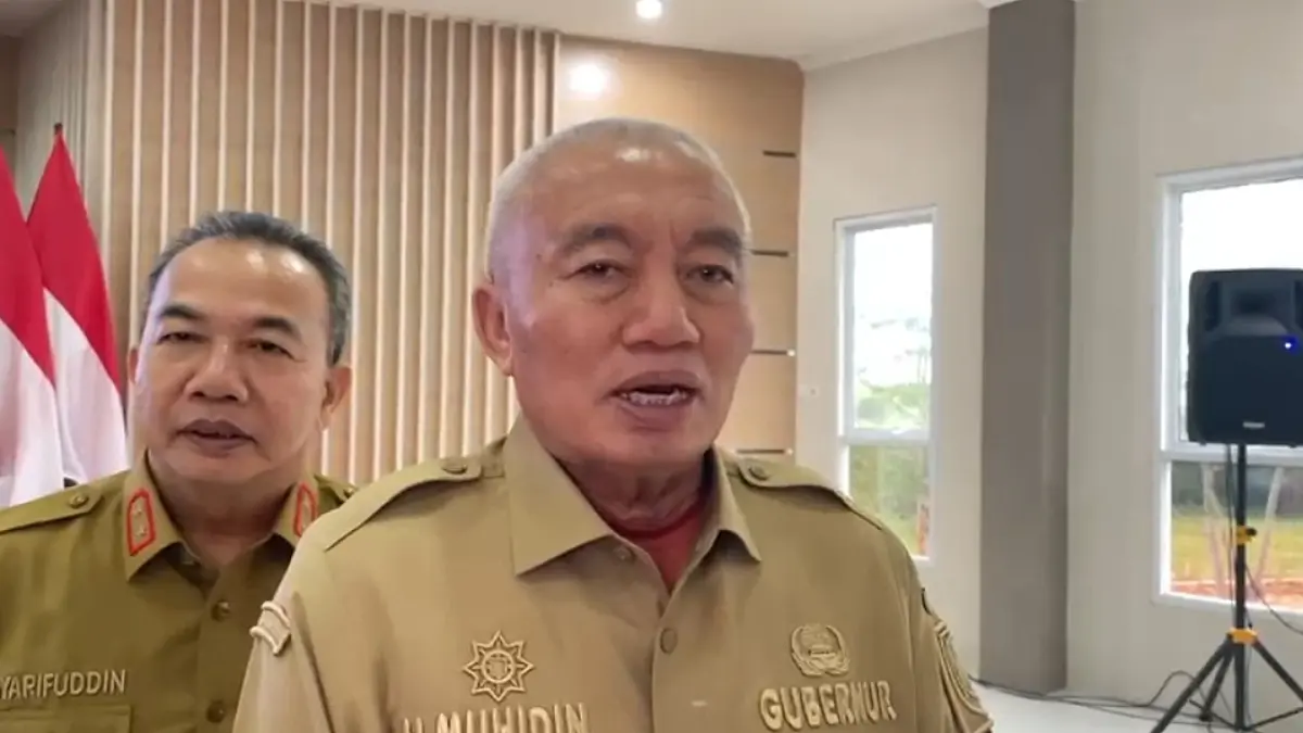 Gubernur Kalsel H. Muhidin saat diwawancarai (SHEILLA/ RADAR BANJARMASIN)