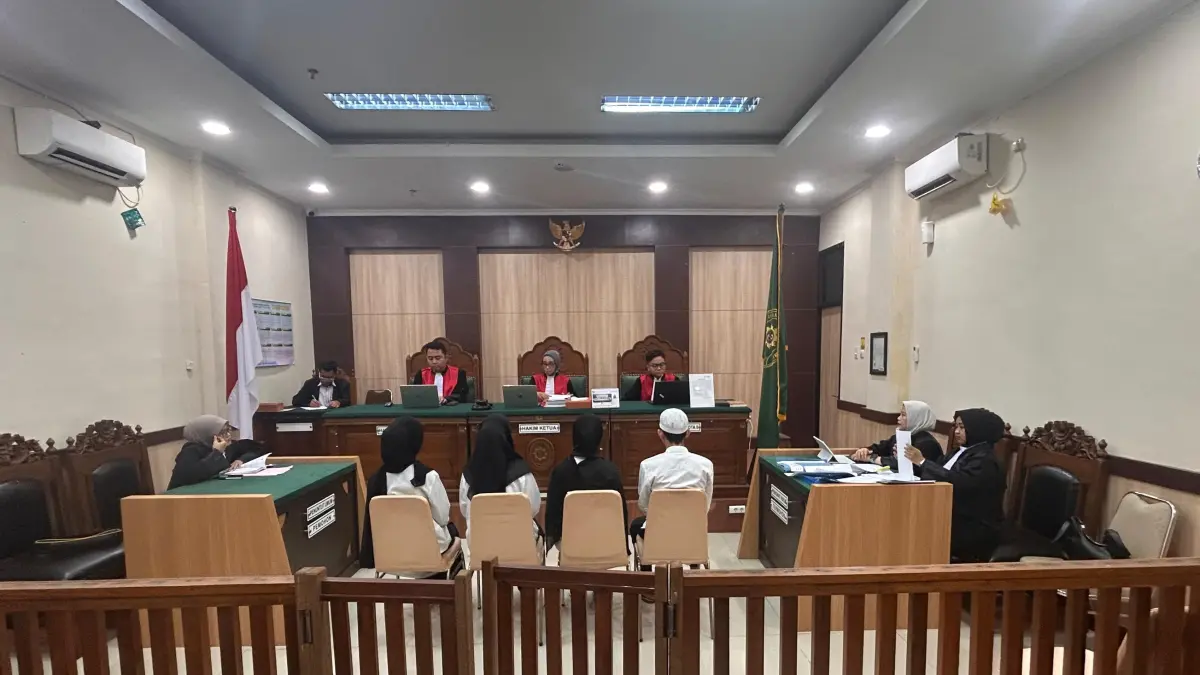 HADAPI PERSIDANGAN:Masing-masing terdakwa memberikan keteranganya dihadapan majelis hakim.
